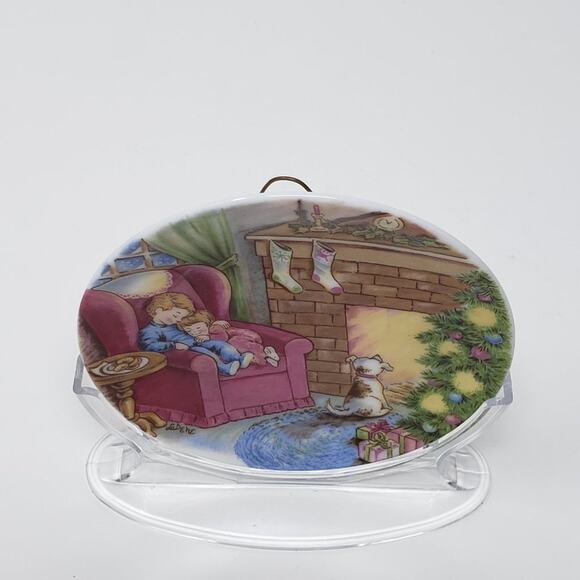 1988 Hallmark Waiting for Santa Miniature Porcelain Holiday Christmas Plate. - Picture 9 of 11